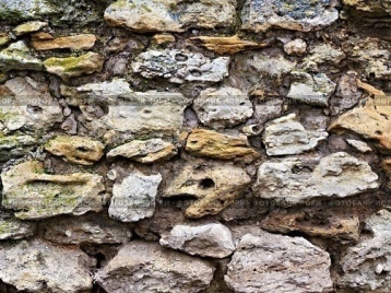 стена из необработанного камня.jpg